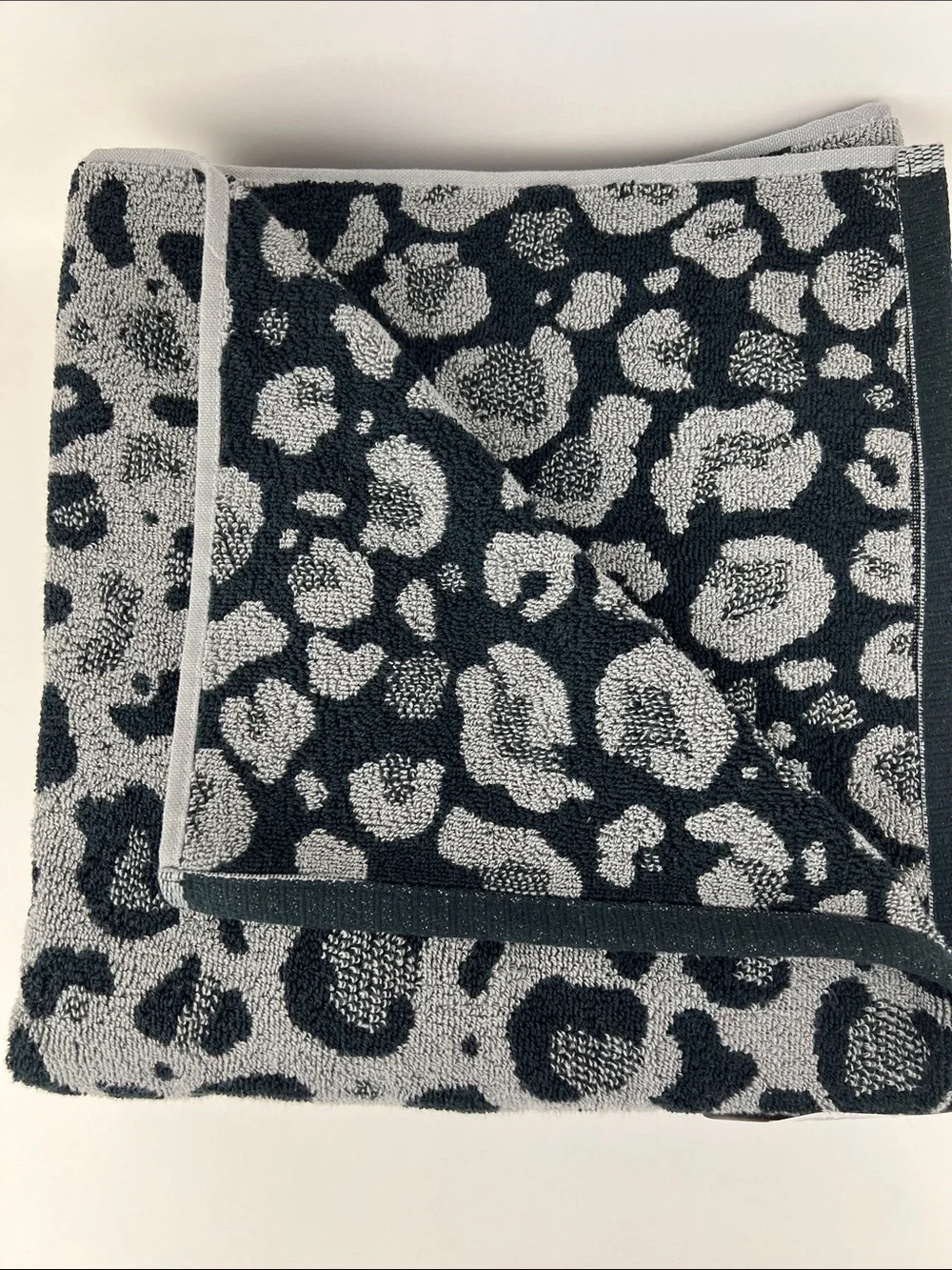 DKNY Bath Towels Black and Gray Bold Leopard Print 100% Cotton 2 Pc NEW